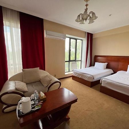 Hotel Luxurious Taras Exterior foto