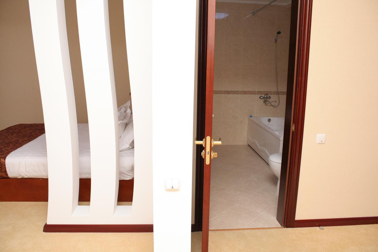 Hotel Luxurious Taras Exterior foto
